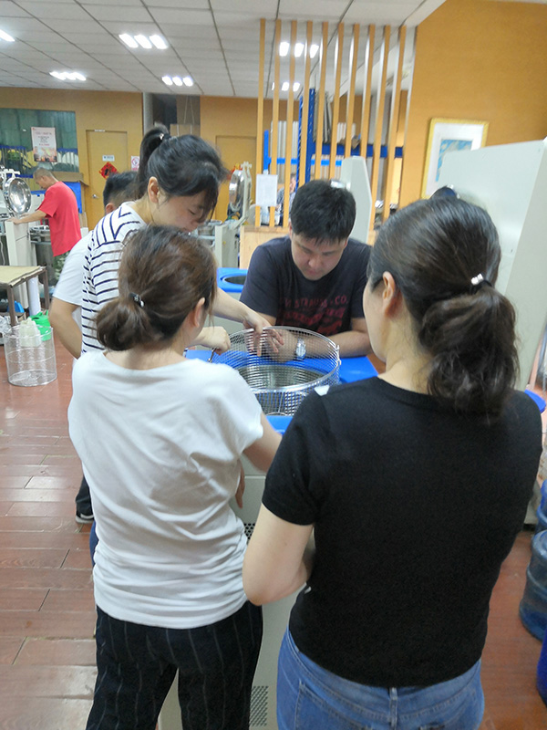 上海某生物制藥企業(yè)代表現(xiàn)場檢測滅菌鍋實(shí)驗(yàn)性能(圖2) 上海某生物制藥企業(yè)代表現(xiàn)場檢測滅菌鍋實(shí)驗(yàn)性能(圖2)